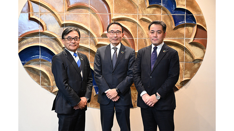 At the signing ceremony (left: Leben Clean Energy Co., Ltd. Taniguchi Representative Director / middle: Sophia School Corporation Otsuka Trustee for General Affairs / right: Mitsui & Co., Ltd. Hattori Carbon Solutions Business Division General Manager)