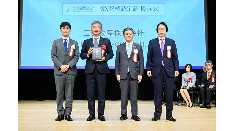 At the ceremony on May 24, 2024 (The 2nd from the left is Sato CSO of Mitsui)