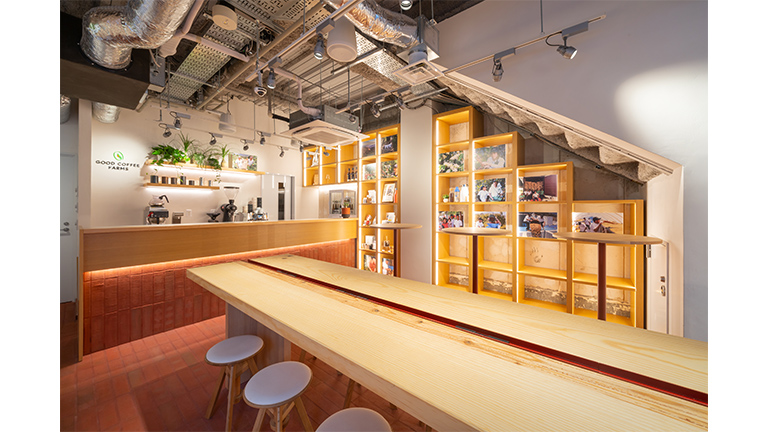 元寿司屋のカウンターを再利用したカフェ