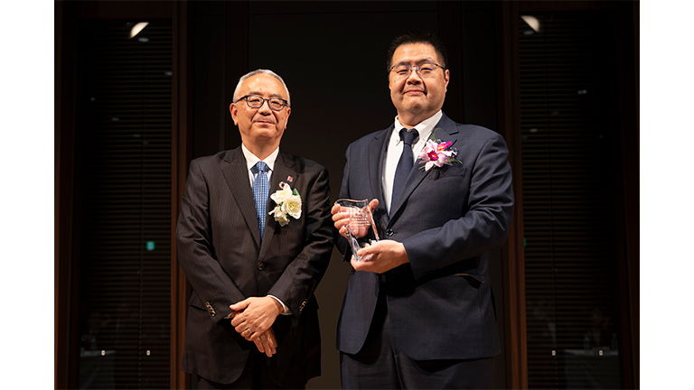 2025年12月19日に開催された表彰式の様子<br />
(右側:小西IR部長、左側:日本IR協議会 手代木会長)